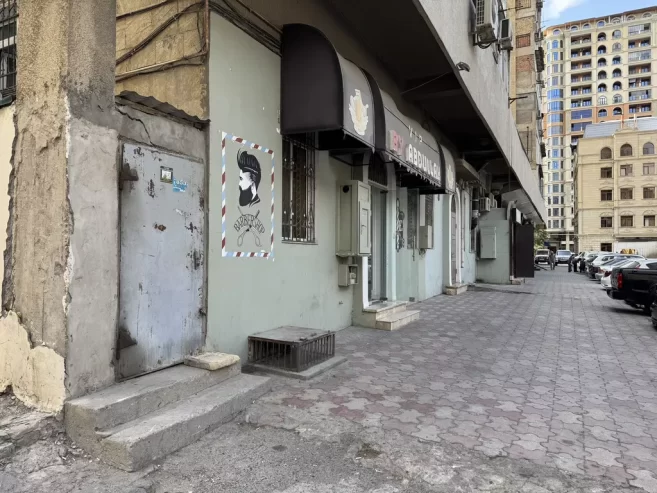 Binanın bütöv qeyri yaşayış sahəsi satılır