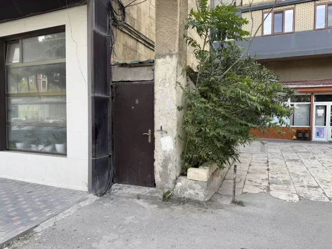 Binanın bütöv qeyri yaşayış sahəsi satılır