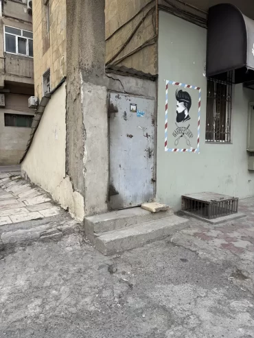 Binanın bütöv qeyri yaşayış sahəsi satılır